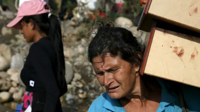 Mujeres cruzando el río