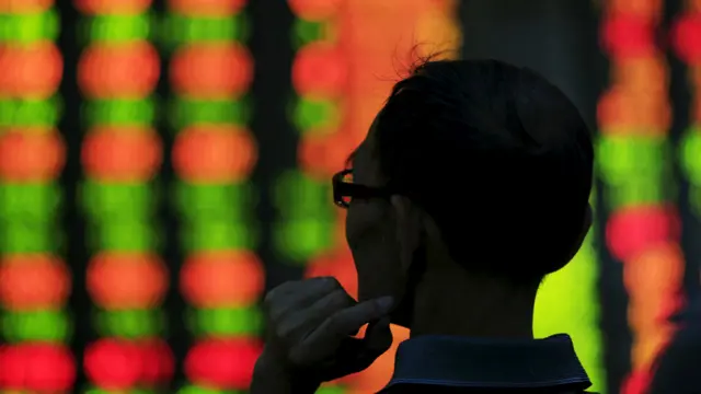 上海某证券行内的股民（26/8/2015）