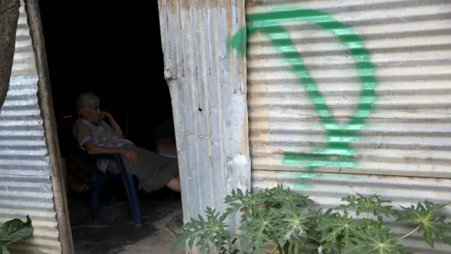 Los vecinos creen que la "D" se las ponen a las casas que van a demoler.