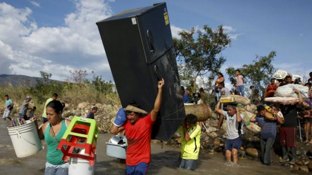 Antes de ser deportados, numerosos colombianos han optado por irse cargando como pueden sus pertenencias.