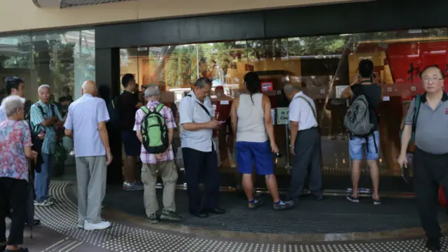 开幕当天在中央图书馆开馆前民众等待入场。