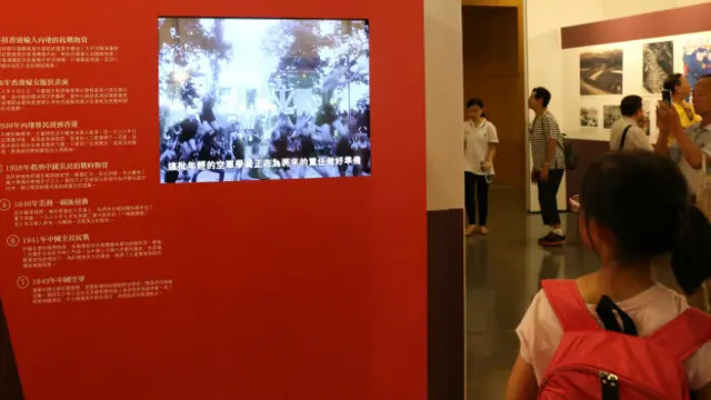 一名看展的10岁女童。