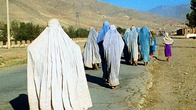 د کونړ د ښځو چاره رییسه نسیمه سادات پخپل ولایت کې له کوره د نجونو دوتلو پېښو د ډېروالي دلیل دکورنیو بې غوري او پخپلو اولادونو نه پاملرنه یادوي