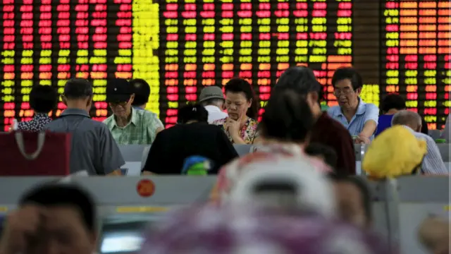 尽管中国当局连夜出台措施安抚市场,中国股市周三(26日)开盘继续震荡