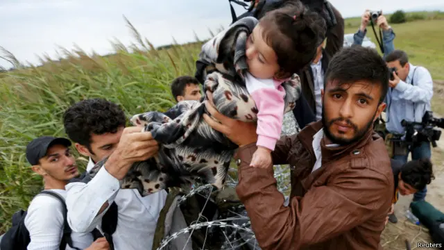 සර්බියානු දේශ සීමාව හරහා හංගේරියාවට ඇතුළු වන සිරියානු ජාතිකයින්