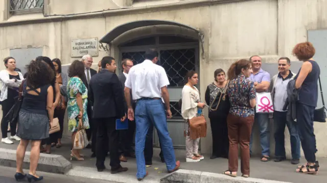 Prosesə buraxılmayan jurnalistlər məhkəmə qarşısında toplaşıblar. 