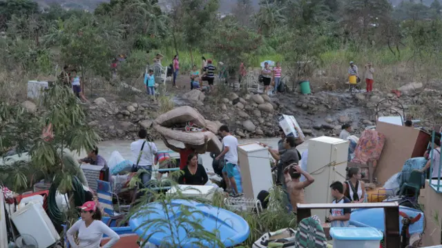 Colombianos cruzan el río Táchira