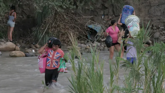 Colombianos cruzando el río Táchira desde Venezuela