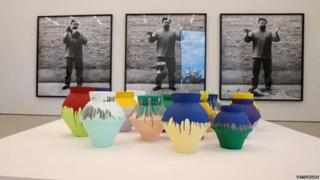 آرٹ کے ان تین نمونوں میں چینی آرٹسٹ کو بڑی جسامت کے گلدان کو توڑتے ہوئے دکھایا گیا تھا