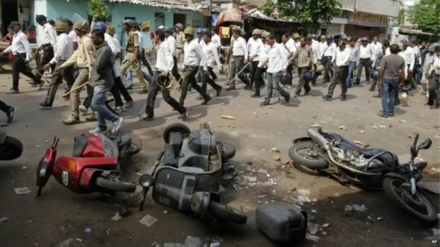 تشدد کے دوران ریاست میں دس پولیس چوکیوں کو آگ لگائی گئی جبکہ ریاست اور مرکز میں حکمران جماعت بھارتیہ جنتا پارٹی کے دفاتر پر بھی حملے کیے گئے