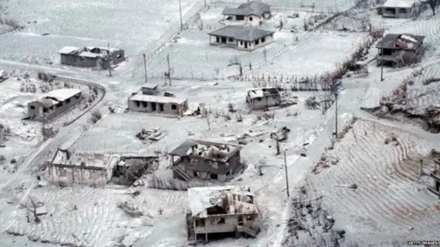 整个村庄被火山灰掩埋或被熔岩流摧毁