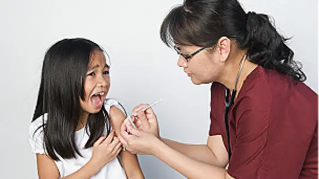 Un hombre siendo vacunada