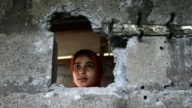 گلوله‌های خمپاره به بسیاری از خانه‌ها درجوار نوار مرزی که ناحیه کشمیر را تقسیم می‌کند، آسیب زده‌اند