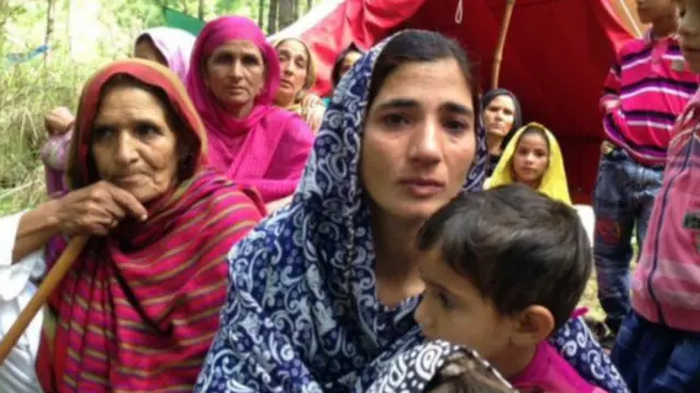 زلیخا خاتون (نفر وسط) یکی از افراد پرشماری است که مجبور شده‌اند از خانه و روستای خود کوچ کنند