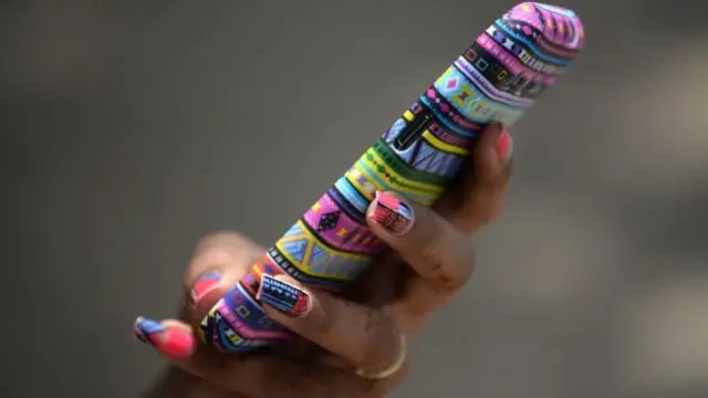 ایک خاتون کو اس بنیاد پر بدکار تسلیم کر لیا گیا کہ وہ رات گئے ایک مرد سے باتیں کرتی رہتی تھی 