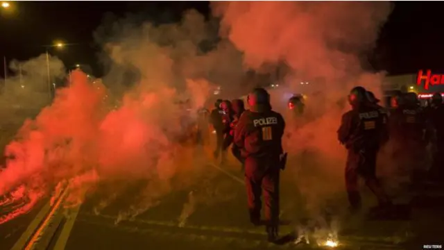 Ötən həftəsonu miqrantlar əleyhinə neonasist və sağçı ifratçıların çıxışı vaxtı qaçqın mərkəzinin ərazisinə fişəng və şüşə butılkalar atılıb.