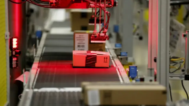 掃描器是用來跟蹤訂單的(圖片來源:Reuters)