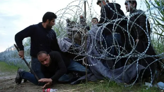 İnsan axının qarşısını almaq üçün Serbiya ilə Macarıstan arasında 175 km uzunluğunda hasar çəkilməkdədir.