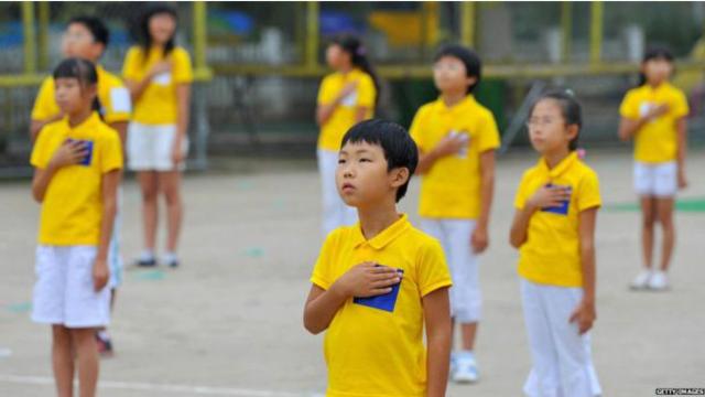 niños de Corea del Sur cantan su himno nacional