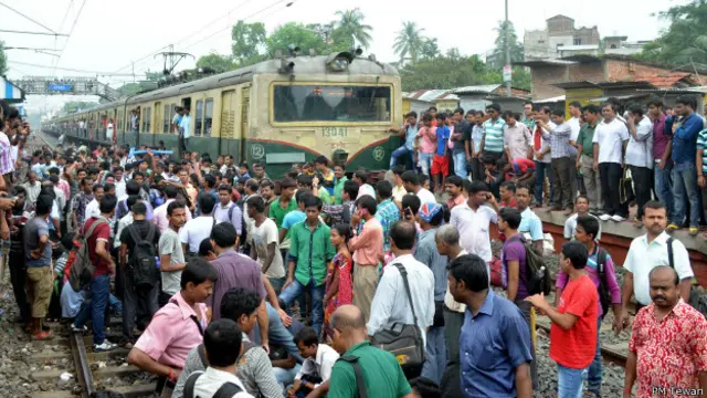 कोलकाता, महिला कोच, विरोध प्रदर्शन