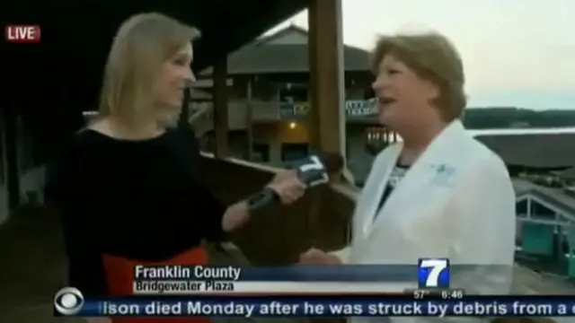 枪击事件发生时,女记者艾利森·帕克尔正在直播采访一位女士(电视截频)