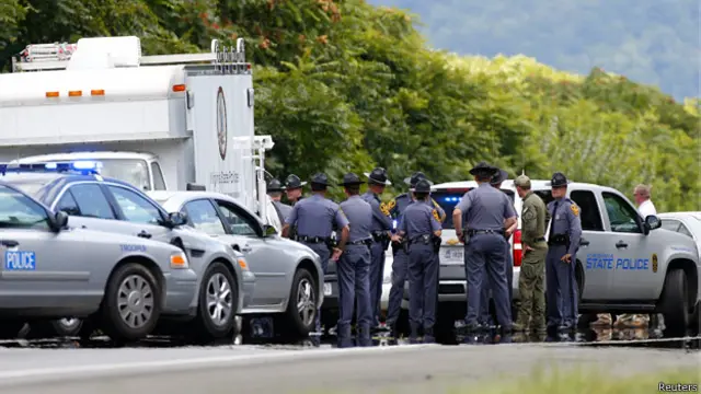 警方开车追踪嫌犯,发现他开枪自杀,送医院后抢救无效身亡。