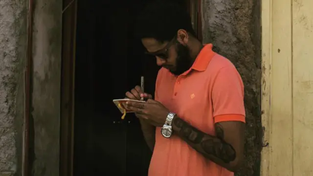 Leandro abandonou a escola na terceira série, mas depois voltou e terminou o colegial; ele é viciado em livros e diz que 'a leitura e o hip hop mudaram sua vida'