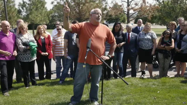 Keluarga korban penembakan oleh James Holmes 