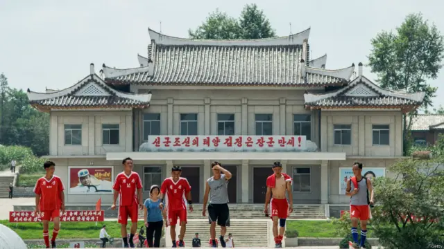 Pemandangan orang-orang yang selesai berolahraga di Pyongyang, Korea Utara, 22 Agustus 2015. Korea Utara dan Selatan mencapai kesepakatan untuk mengurangi ketegangan setelah tembakan artileri terjadi di zona demiliterisasi pekan lalu. 