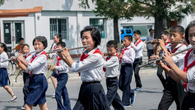 Pelajar mengadakan protes terhadap Korea Selatan dan Amerika Serikat pada 23 Agustus 2015 di Pyongyang, Korea Utara, menyusul ketegangan dengan Korea Selatan pekan lalu.