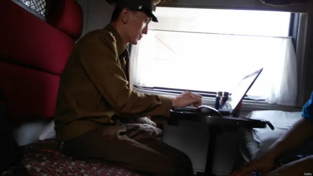 Seorang petugas penjaga perbatasan terlihat dalam kereta Nomor 100 jurusan Moskow-Pyongyang di stasiun kereta Tumangang pada 19 Agustus 2015 di Tumangang, Korea Utara. 