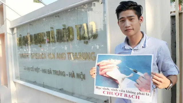 Tấm ảnh Hoàng Thành trước trụ sở bộ Giáo Dục đang được chia sẻ nhiều trên Facebook