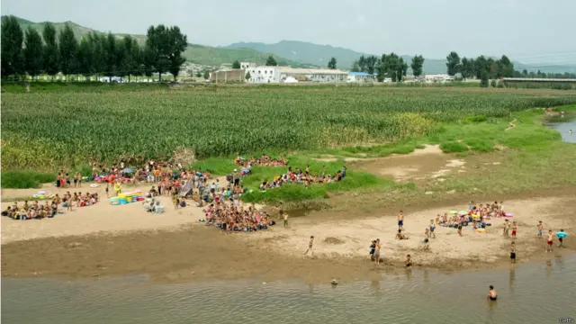 Berenang di sungai pada siang hari adalah pilihan aktivitas anak-anak Korea Utara seperti terlihat pada foto yang diambil pada 24 Agustus 2015. 