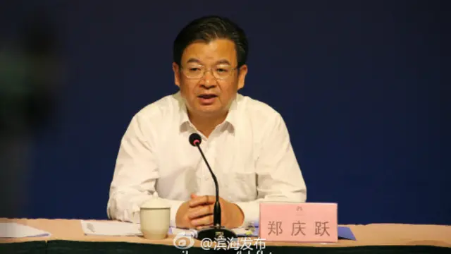 接受检方调查的天津港集团总裁郑庆跃曾出席爆炸后举行的政府新闻发布会。