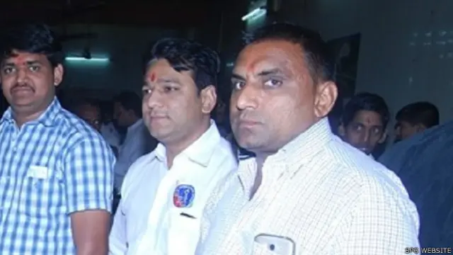 लालजी पटेल सबसे दाईं और दिख रहे हैं.