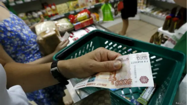 Женщина покупает продукты в магазине в Красноярске 6 августа 2015 г.