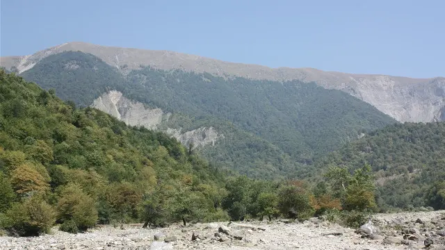 Küpüc dağının ətrafında çobanların mal-qaranı güddüyü bir neçə yaylaq var