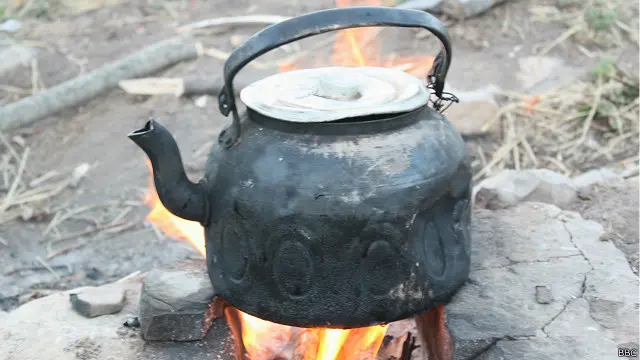 Alaçıqda ilk işimiz tüstüdən qaralmış çaydanı doldurub ocağın üstünə qoymaq olur