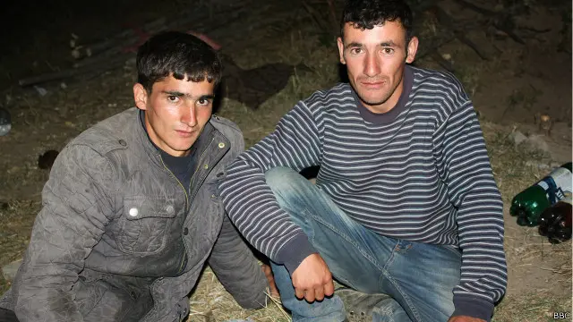 Tamerlan (solda) öz qoyunları olmasa bircə gün də çobanlıq etməyəcəyini deyir