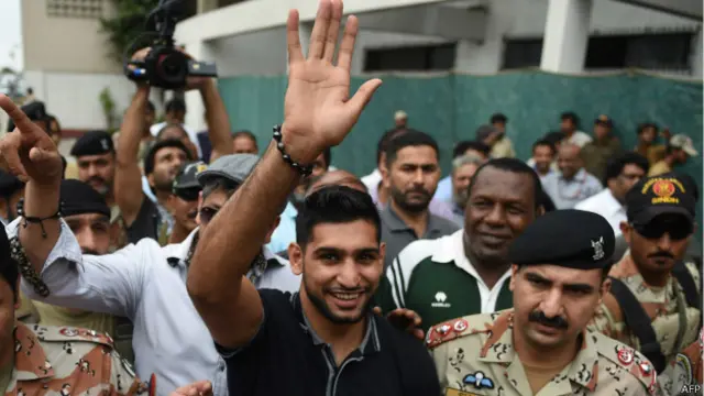 عامر خان ان دنوں پاکستان آئے ہوئے ہیں اور اپنے دورے کے آخری مرحلے میں انھوں نے کراچی میں لیاری کے علاقے کا دورہ کیا