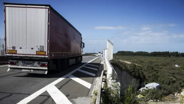 Suriye'deki iç savaştan kaçan çok sayıda mülteci, kamyon kasalarında Avrupa'ya girmeye çalışıyor.