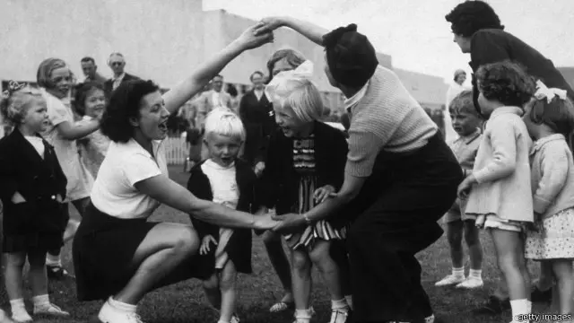 "Oranges and Lemons" telah menginspirasi suatu permainan anak-anak di mana mereka berusaha menghindar agar tidak tertangkap oleh 'kapak si algojo' ketika 'Chop! Chop! Chop!' diteriakkan.