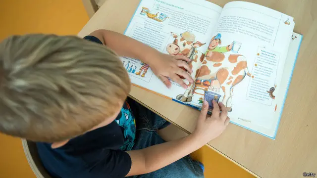 Dalam masyarakat yang sebagian besar buta huruf, melodi lagu-lagu yang mudah diingat itu membantu orang-orang untuk mengingat cerita dan, yang terpenting, meneruskan pada generasi selanjutnya.