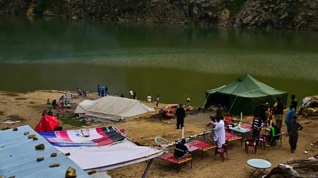 لولوسر کے ساحل پر پکوڑوں اور سموسوں کی عارضی دکانیں اس جھیل کے قدرتی حسن پر بدنما داغ کا درجہ رکھتی ہیں۔