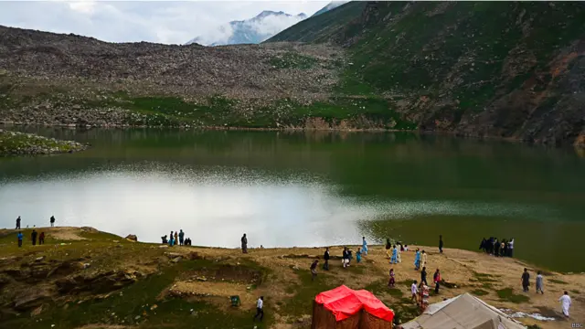 ناران سے 48 کلومیٹر دور واقع وادیِ کاغان کی سب سے بڑی جھیل لولوسر کا بھی تقریباً یہی حال ہے۔ 