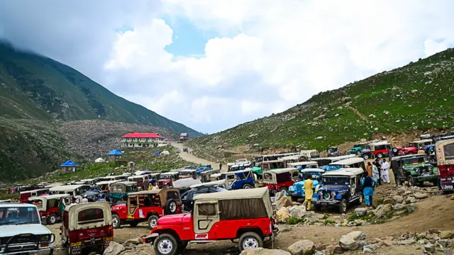 یہاں سینکڑوں جیپوں کا اڈا قائم ہے جس کے ڈرائیوروں نے سڑک پر مکمل اجارہ داری قائم کر رکھی ہے۔