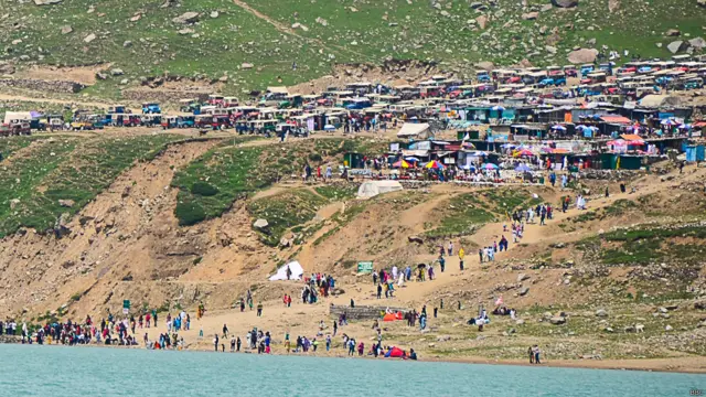 گرمیوں کے موسم میں جھیل کے کنارے کھوے سے کھوا چھلنے کا وہ منظر دکھائی دیتا ہے جس سے گنجان آباد شہروں کے تنگ بازاروں سے بھاگ کر آنے والے لوگوں کو یہاں بھی راہِ فرار نہیں ملتی۔