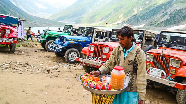 جھیل کے ساحل پر کچی آبادی کی طرز پر ایک پورا بازار وجود میں آ چکا ہے جس میں بغیر کسی روک ٹوک کے سیاحوں کو مہنگے داموں چیزیں فروخت کی جاتی ہیں۔ 