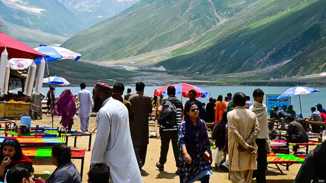 وادیِ کاغان کے مشہور سیاحتی مرکز ناران کے قریب واقع طلسماتی جھیل سیف الملوک کی رونقیں سیاحوں کی بےپناہ بھیڑ بھاڑ اور اداروں کی بےحسی کی وجہ سے ماند پڑ گئی ہیں۔