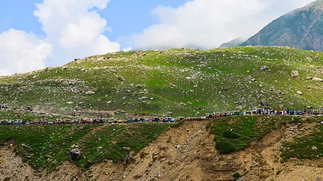 ناران سے جھیل تک کے نو کلومیٹر کے جیب ڈرائیور دو ہزار روپے لیتے ہیں۔ وہ سڑک پکی بھی نہیں ہونے دیتے تاکہ عام گاڑیاں یہاں نہ آ سکیں۔